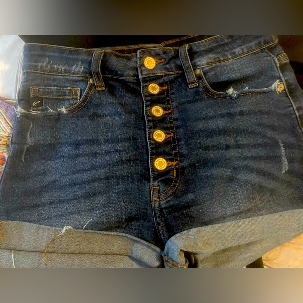 KanCan Button Fly medium to dark denim Jean shorts. Size Large